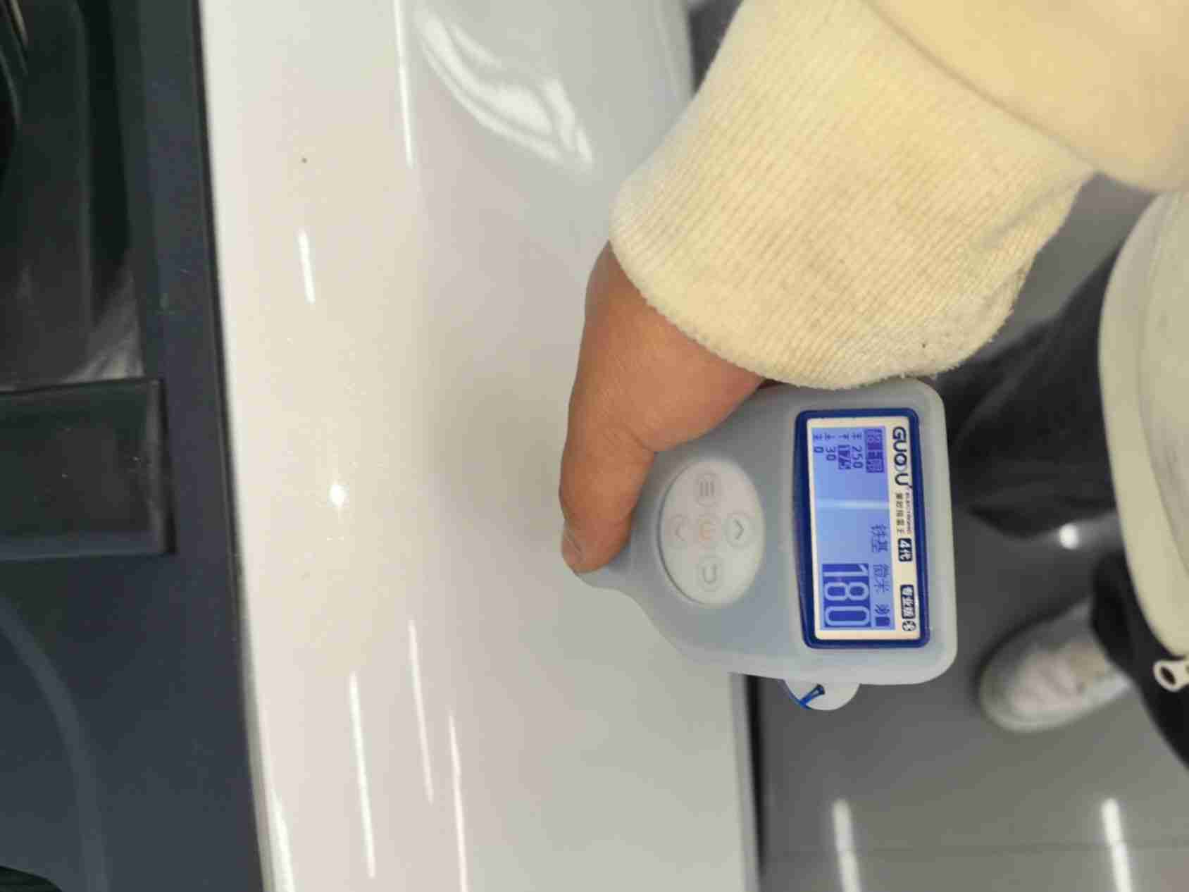 左前翼子板喷漆修复痕迹实拍