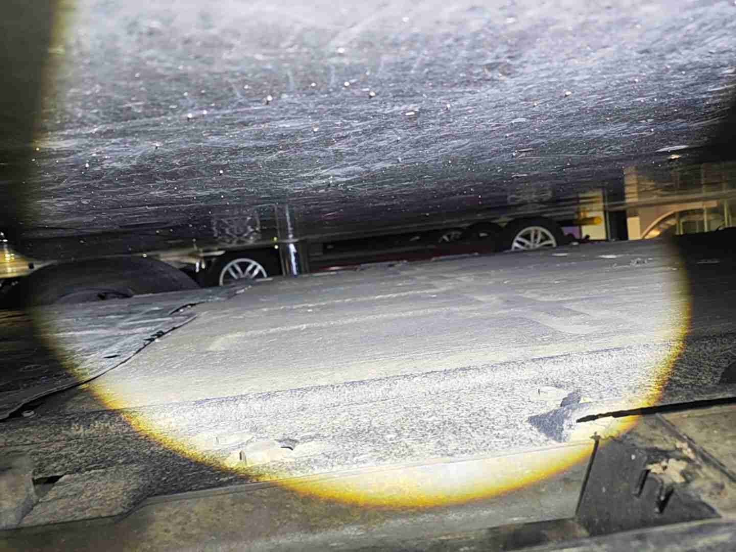 动力电池箱底护板剐蹭痕迹实拍