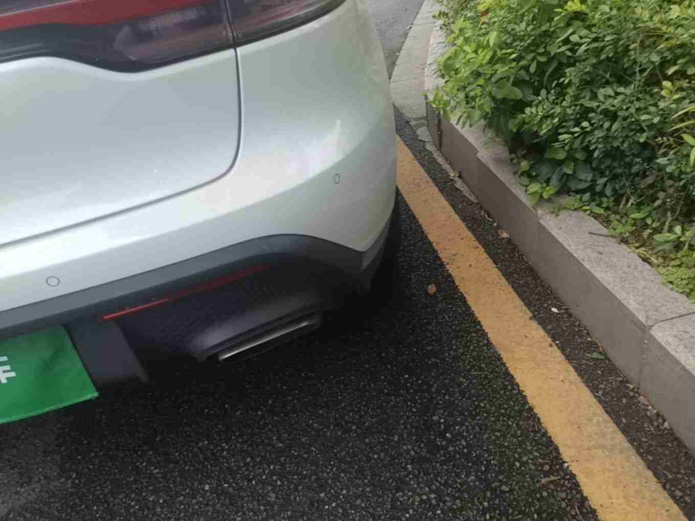 后保险杠拆卸痕迹实拍