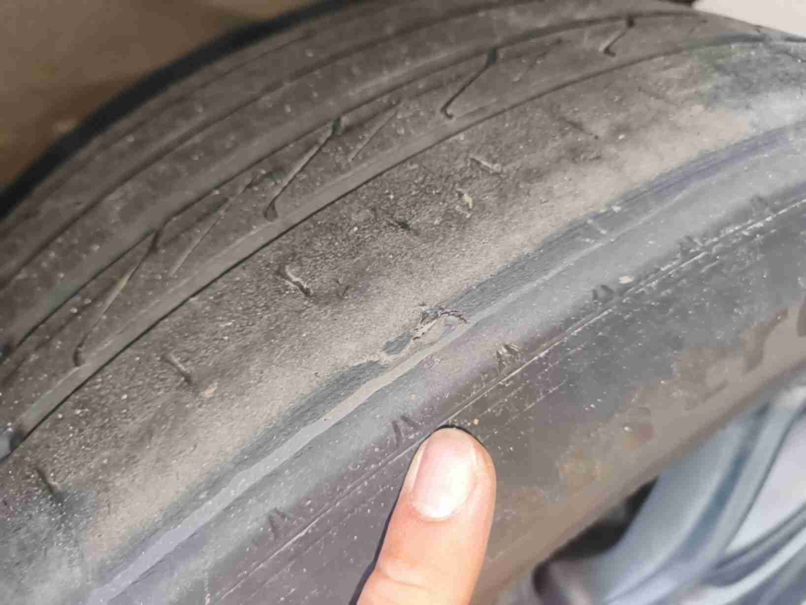 左后轮胎磨损严重实拍