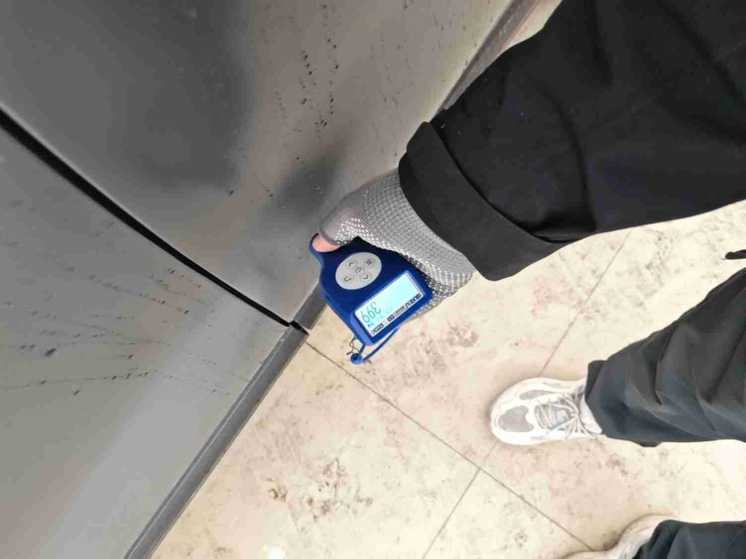 左后门轻微钣金修复痕迹实拍