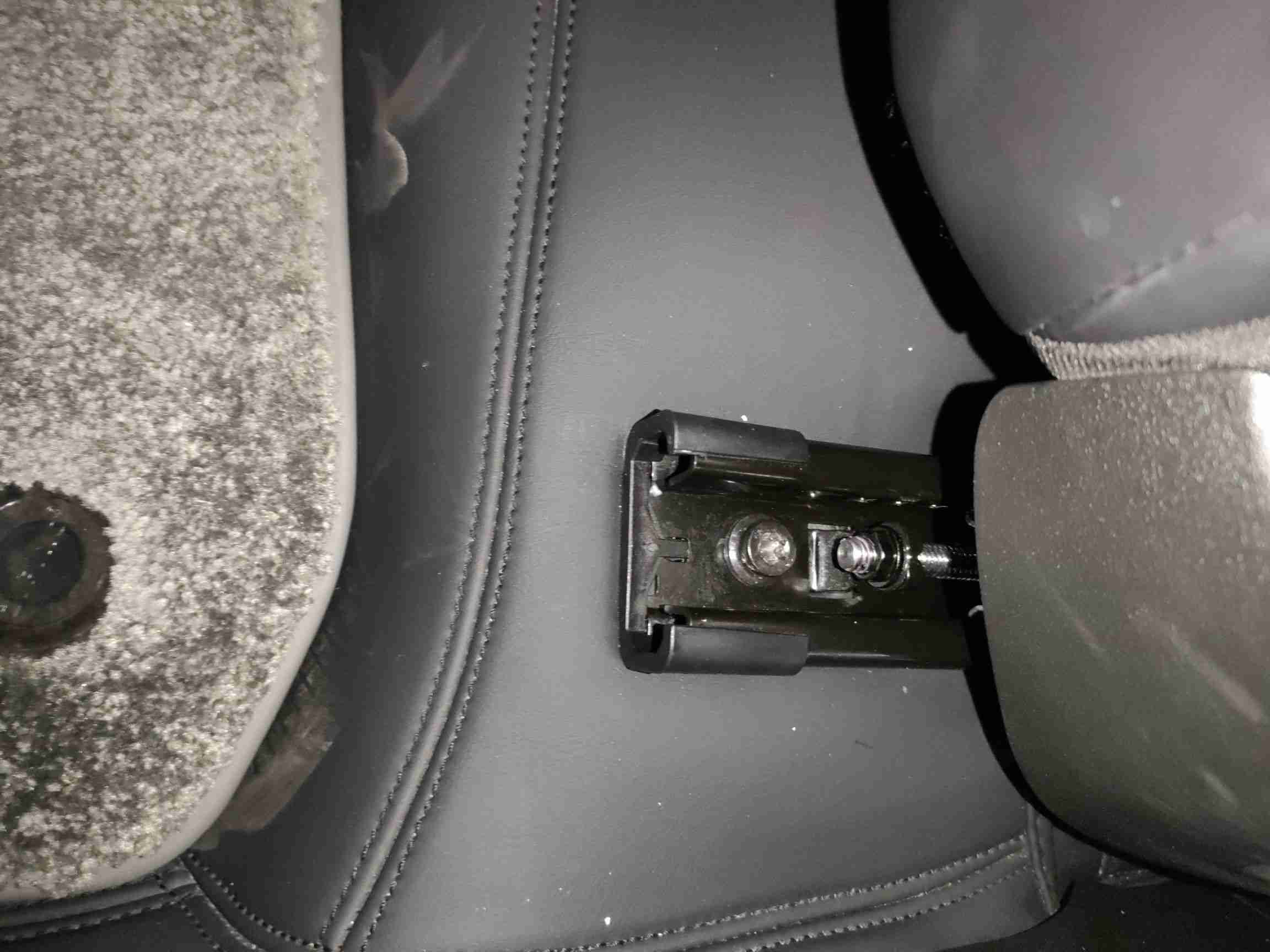 左前座椅滑轨安装螺丝拆卸痕迹实拍