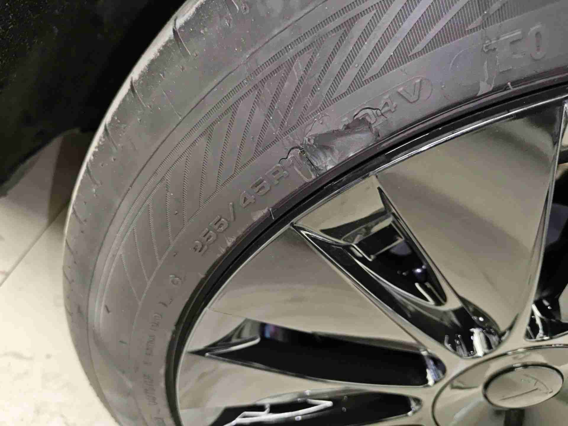 车辆左后侧视角展示