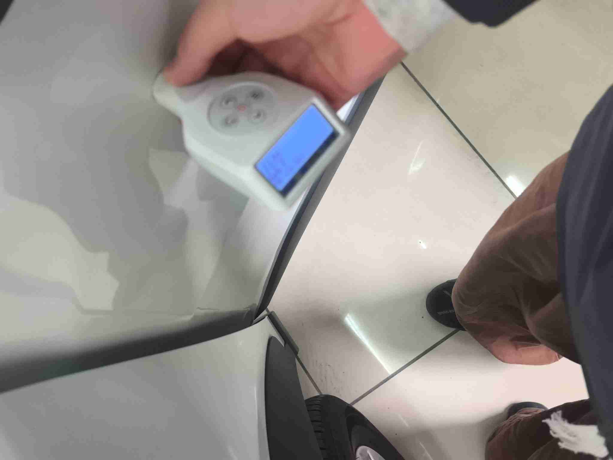 左前门钣金修复痕迹实拍