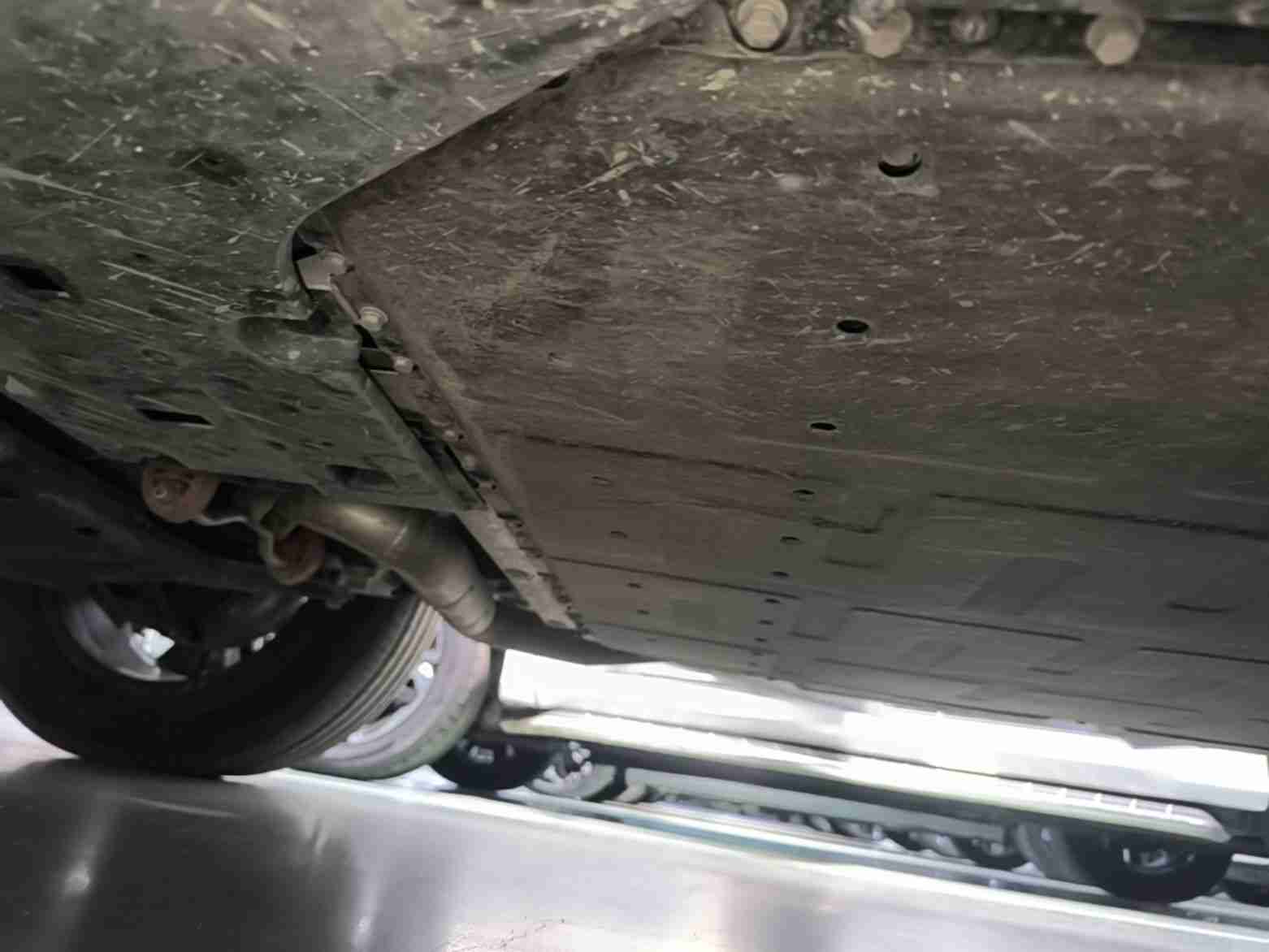 动力电池底护板使用痕迹实拍