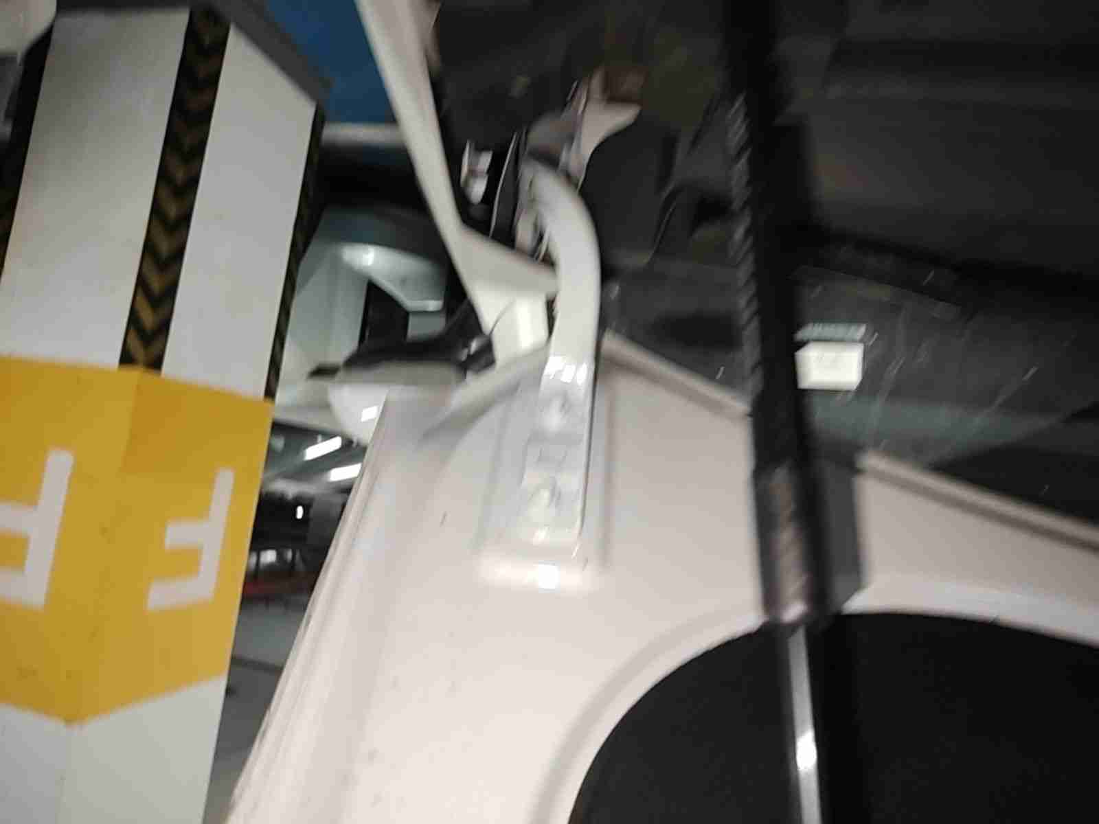 左前机舱盖铰链拆卸痕迹实拍
