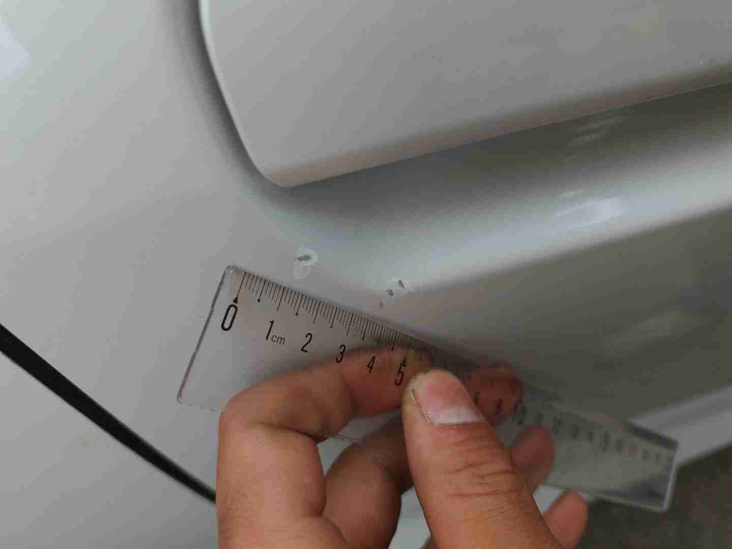 右侧前门漆面损伤实拍