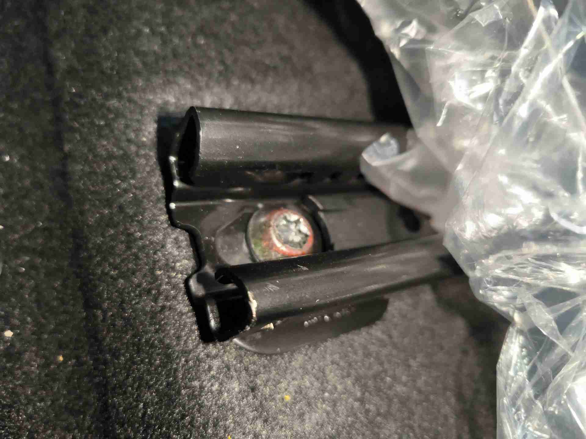 左前座椅滑轨拆卸痕迹实拍