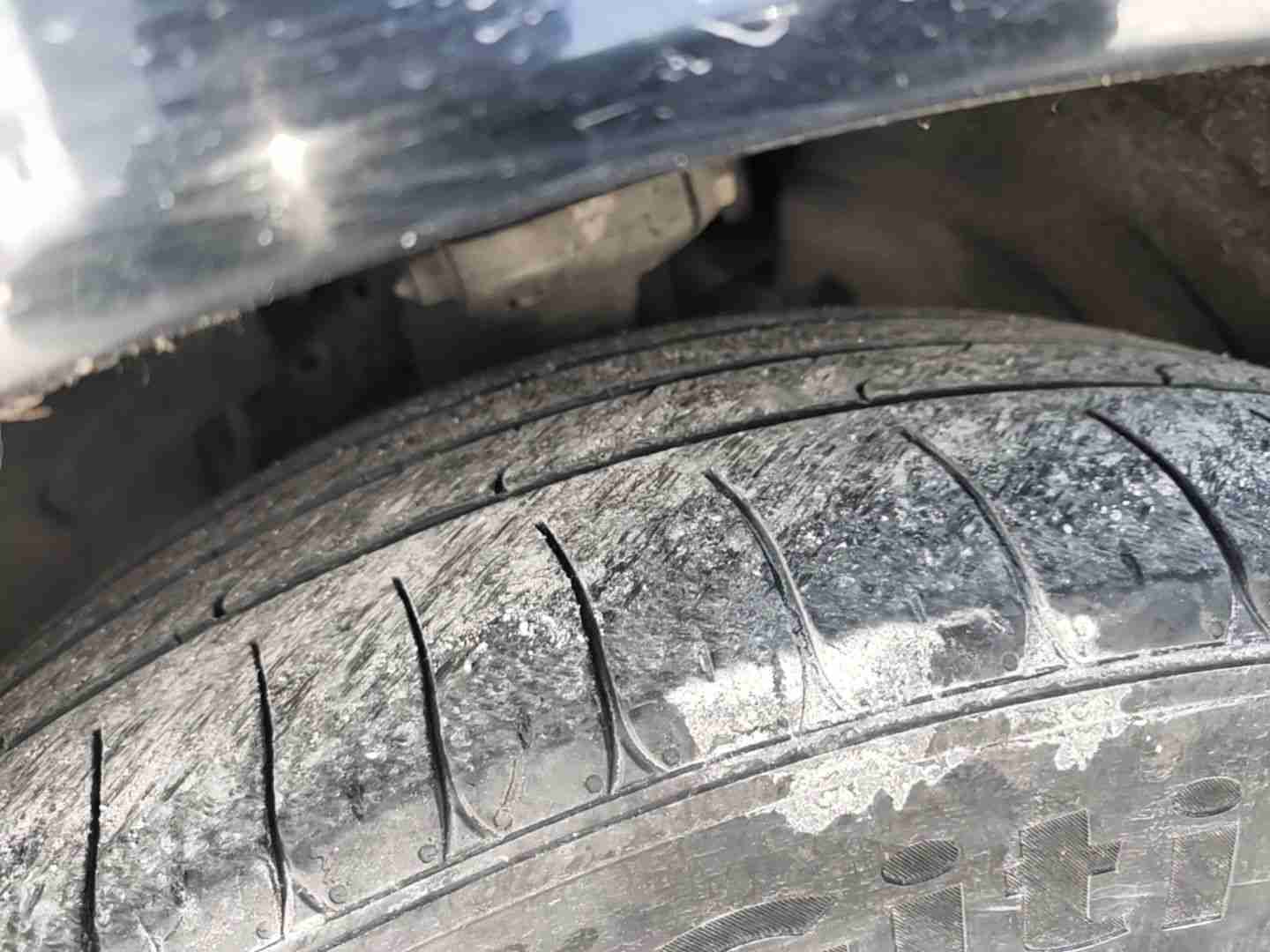 左前轮胎磨损情况实拍