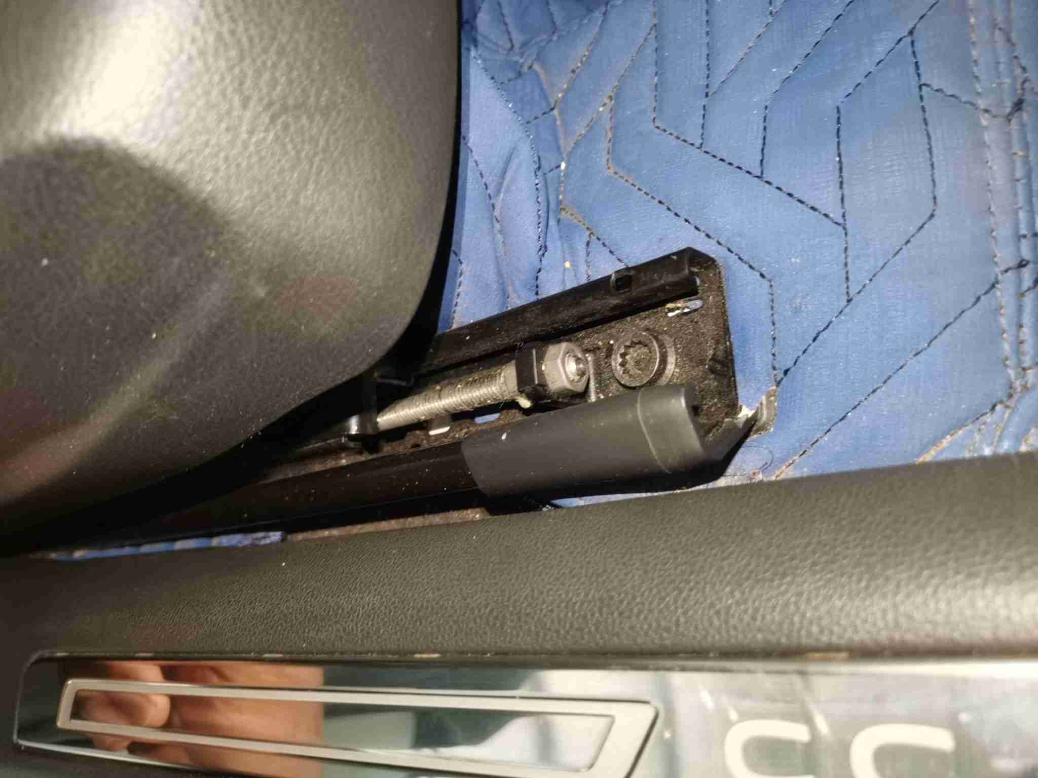 右前座椅滑轨拆卸痕迹实拍
