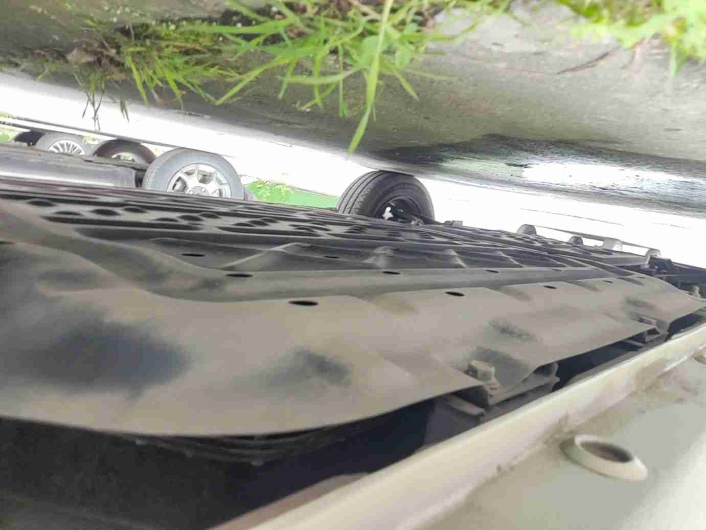 动力电池箱底护板拆卸痕迹实拍