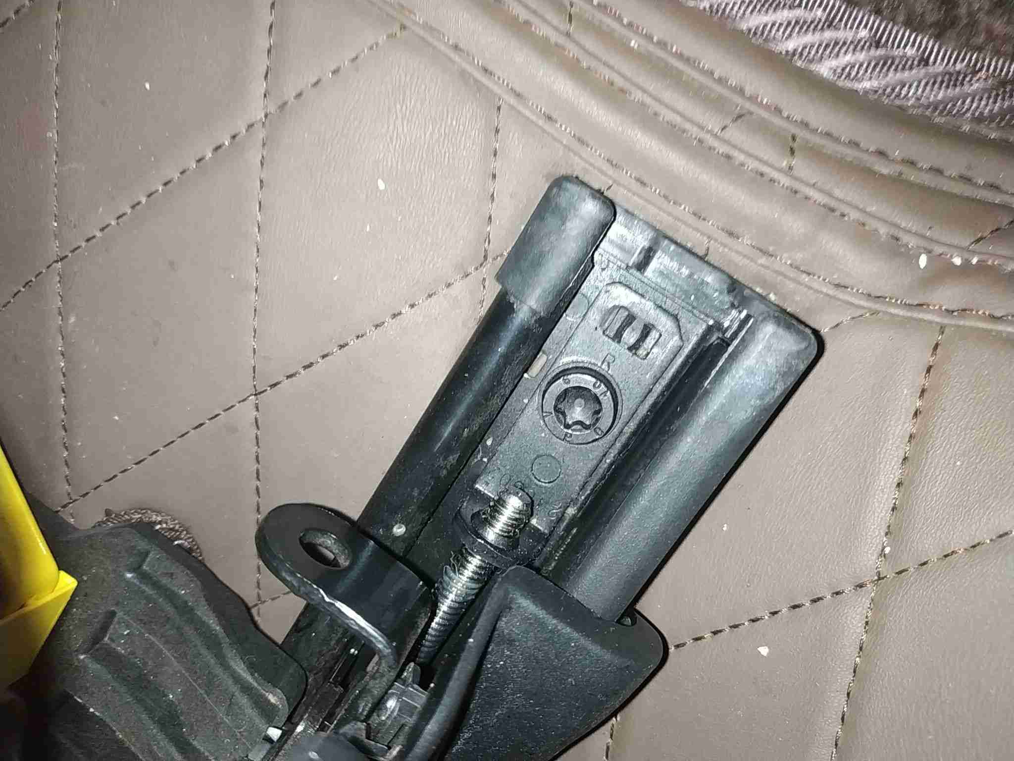右前座椅滑轨拆卸痕迹实拍