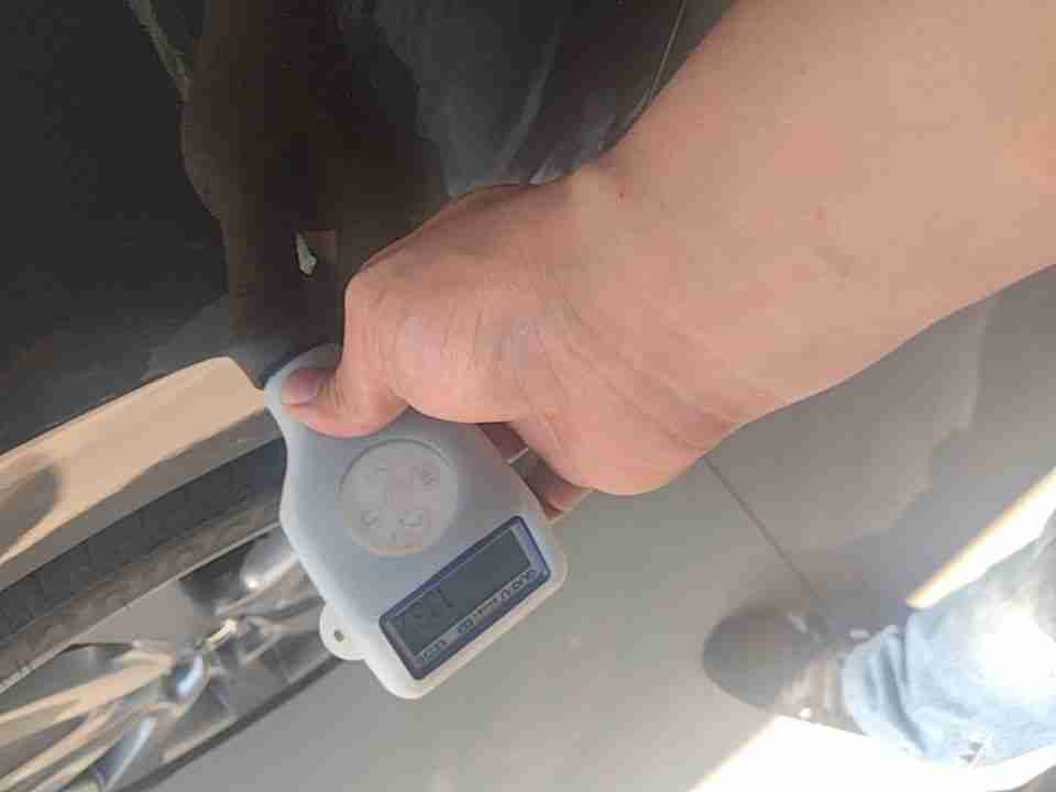 左后翼子板钣金喷漆痕迹实拍