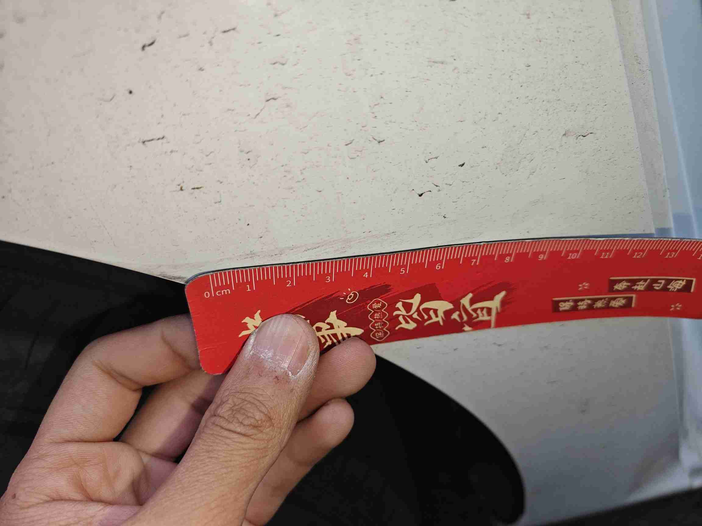 右后翼子板漆面损伤特写