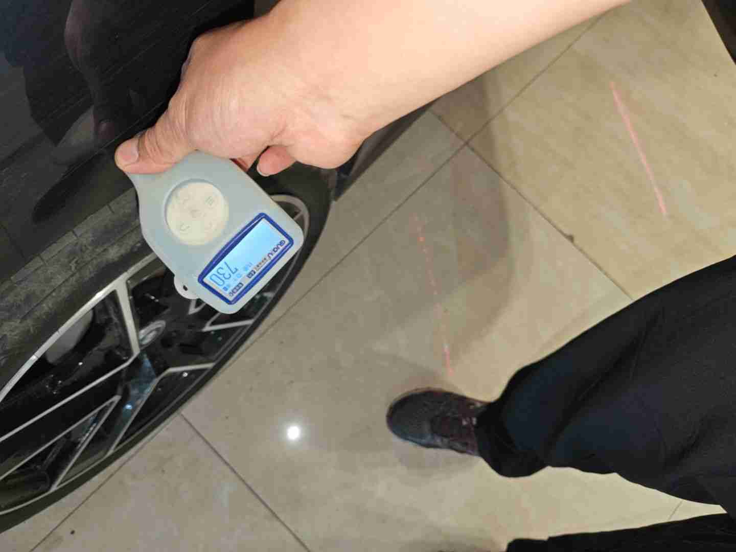 右后翼子板钣金修复痕迹实拍