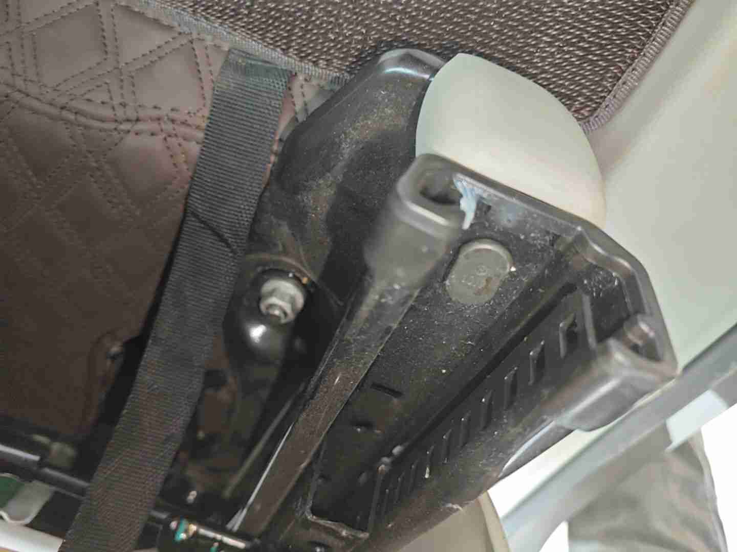 右前座椅滑轨拆卸痕迹实拍