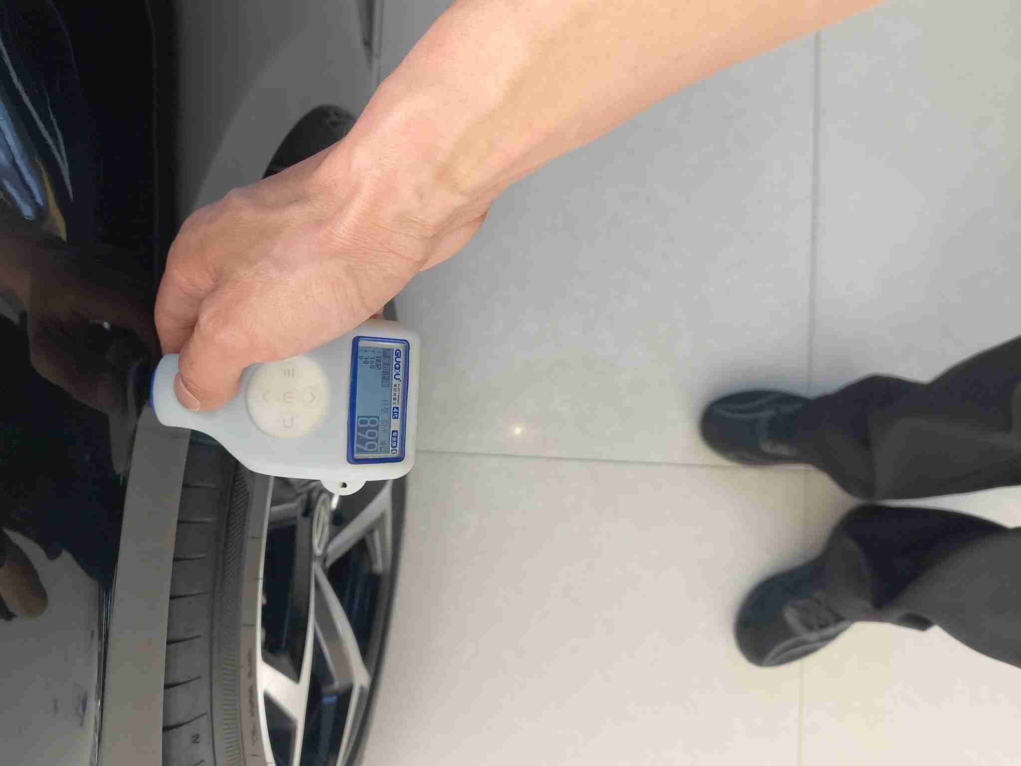 左前翼子板钣金修复痕迹实拍