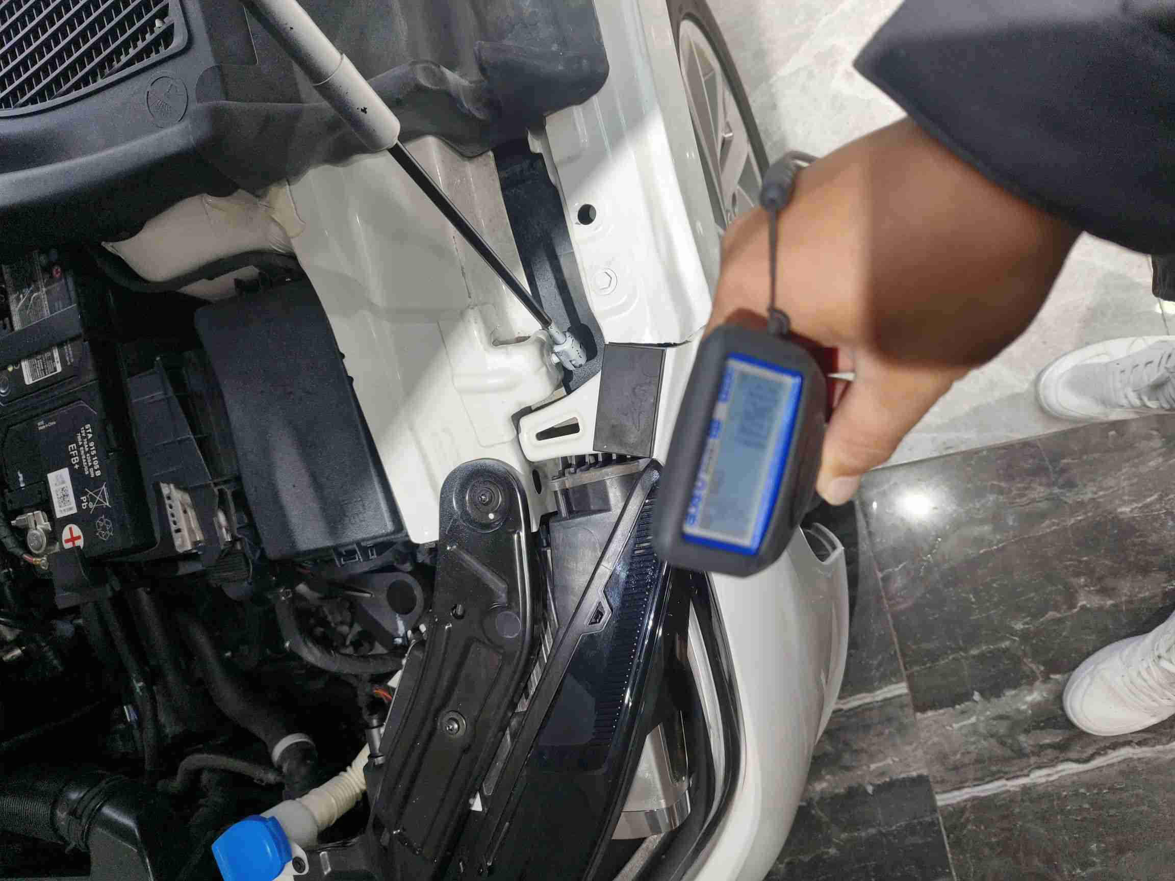 发动机舱盖钣金痕迹实拍
