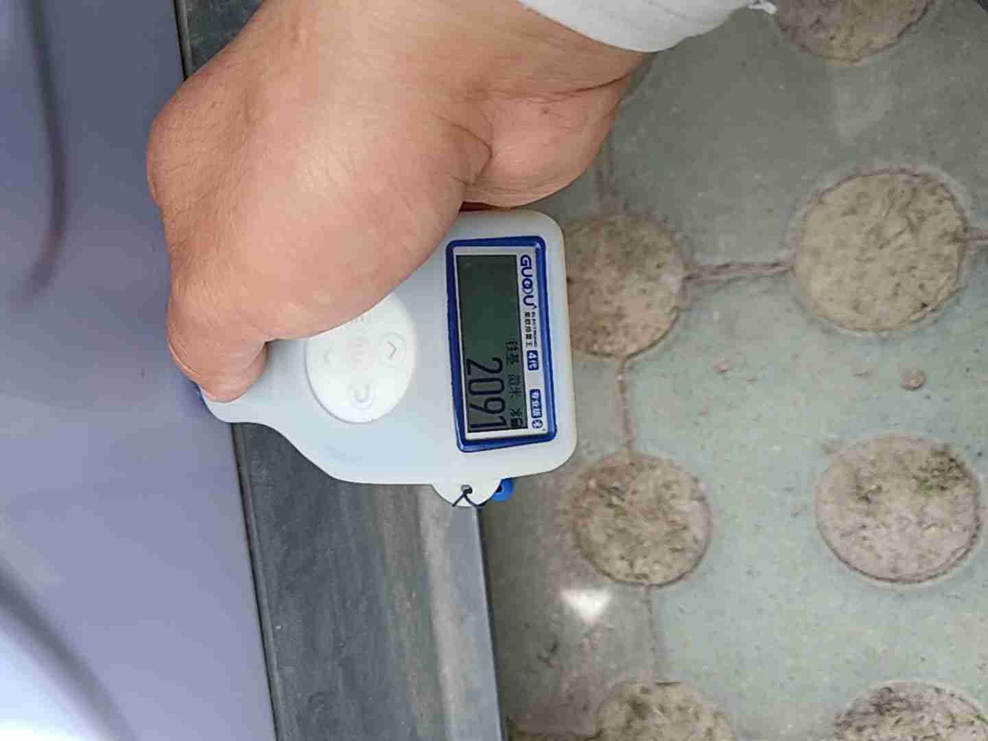 左侧底边梁金属钣金修复痕迹实拍