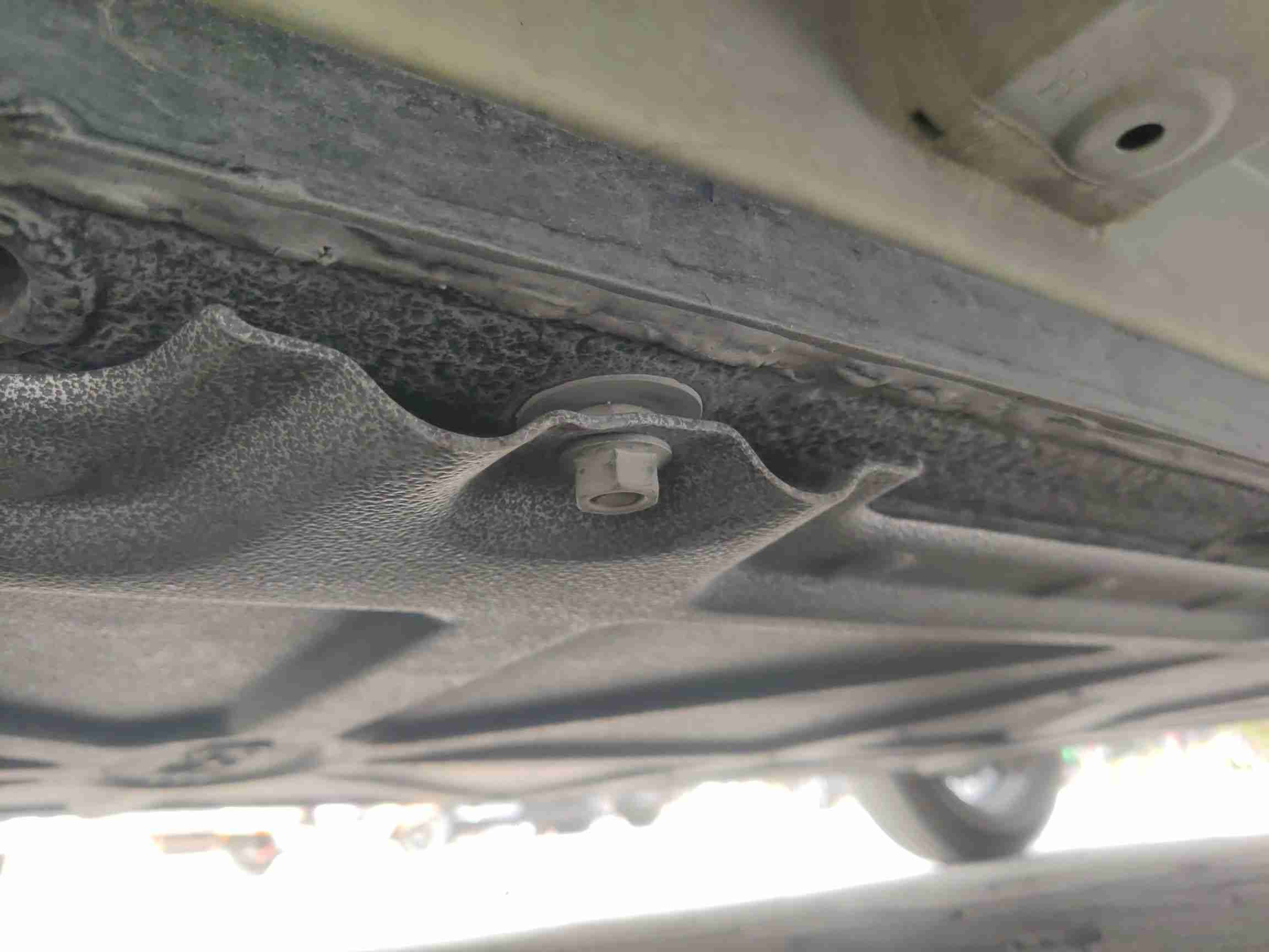 动力电池箱底板拆卸记录实拍