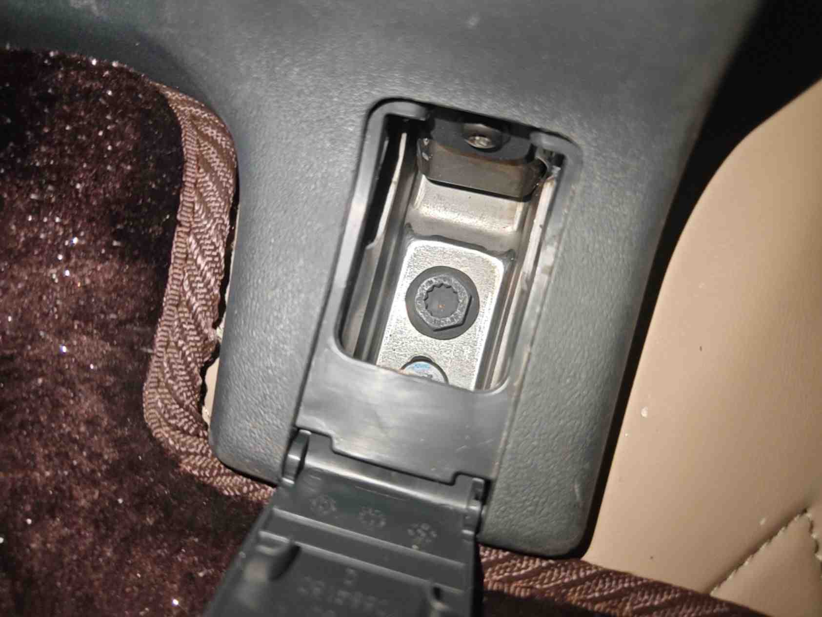 左前座椅滑轨拆卸痕迹实拍