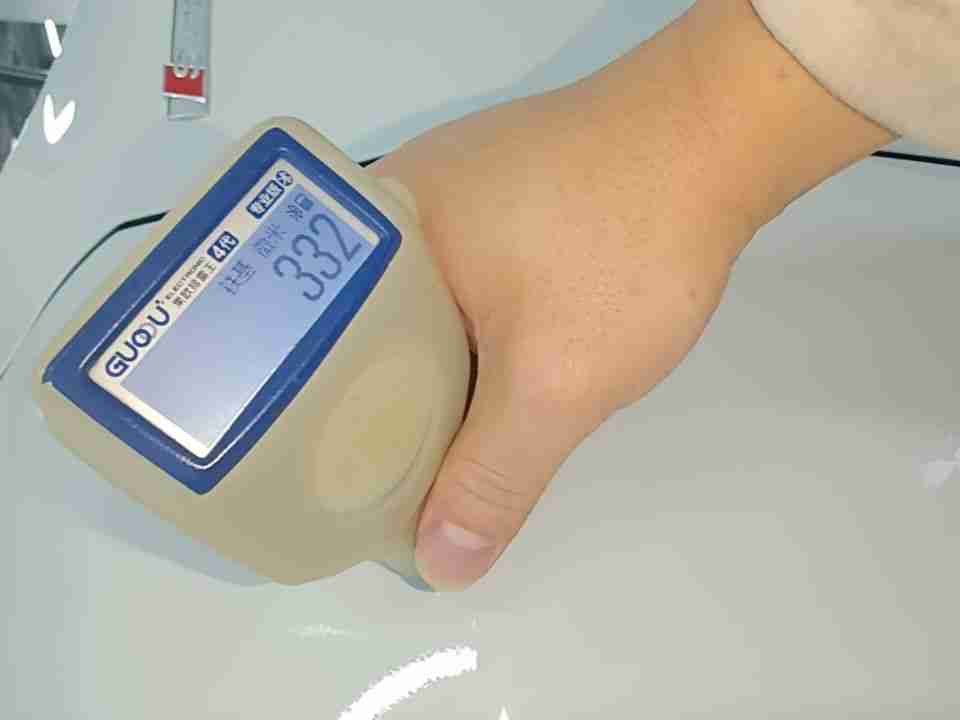 右侧前门钣金修复痕迹实拍