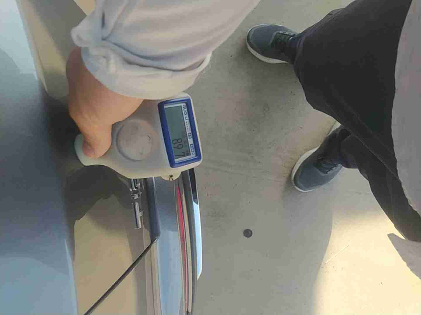 后备箱盖喷漆修复痕迹实拍