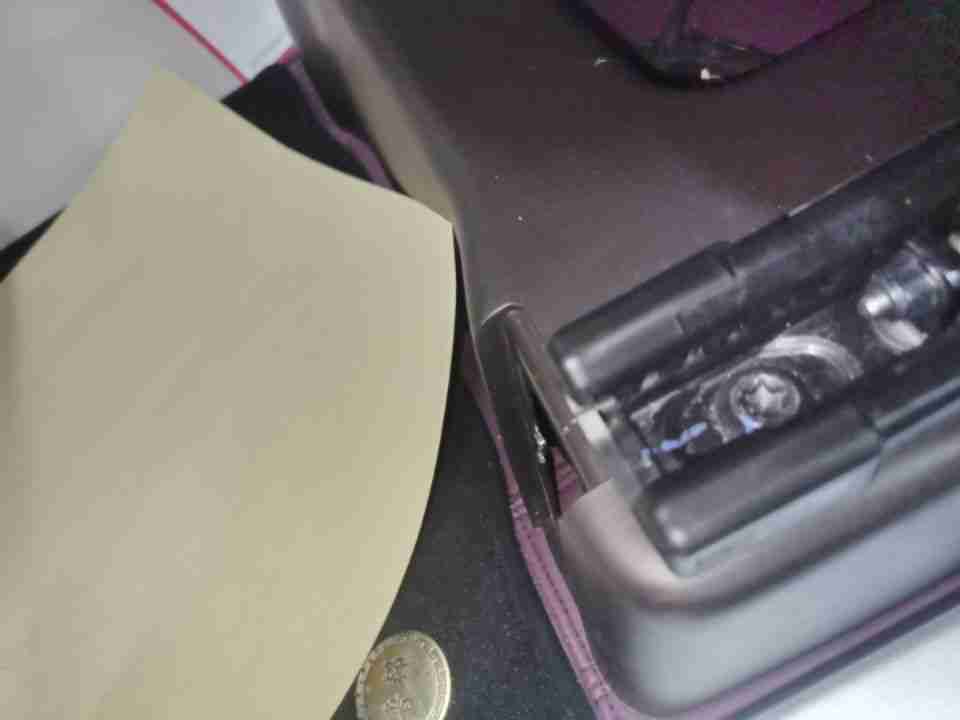 左前座椅滑轨拆卸痕迹实拍
