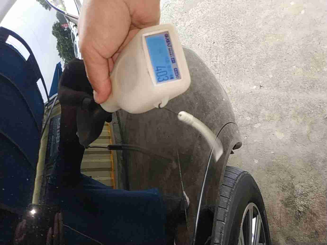 右前翼子板钣金修复痕迹实拍