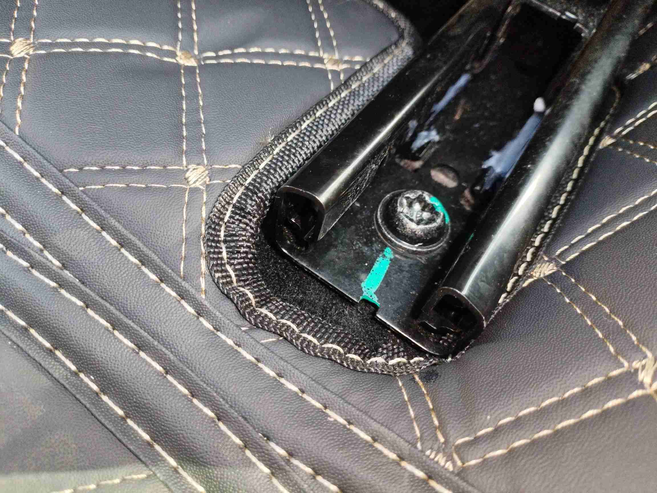 左前座椅滑轨拆卸痕迹实拍