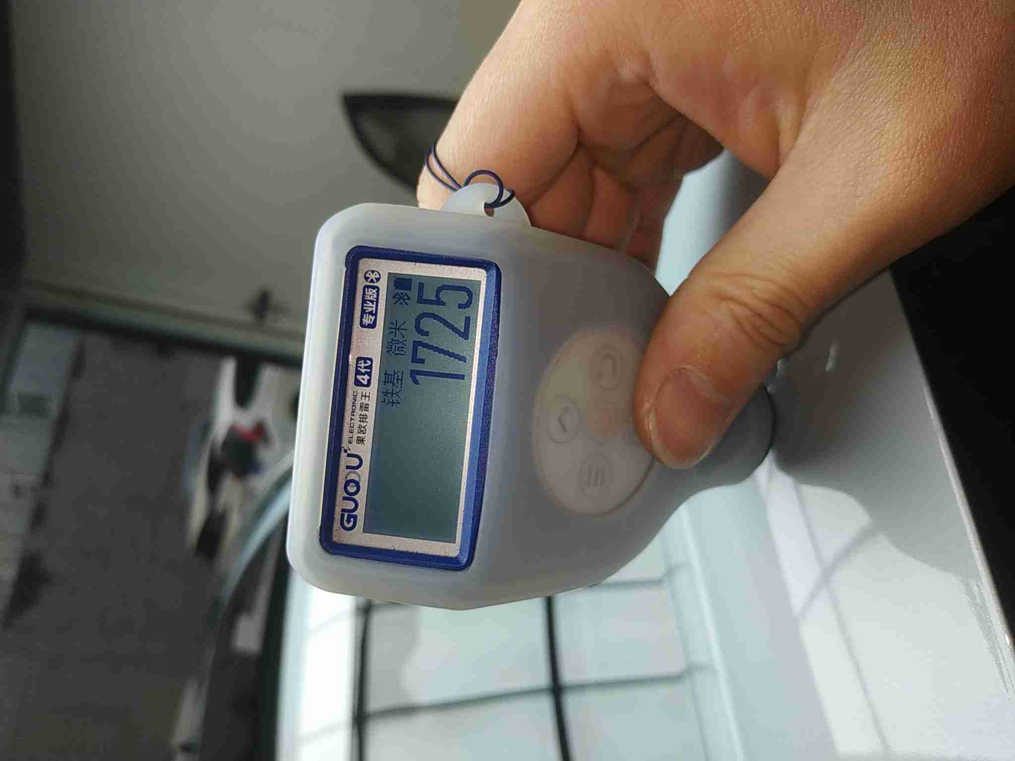 发动机舱盖漆面钣金修复痕迹