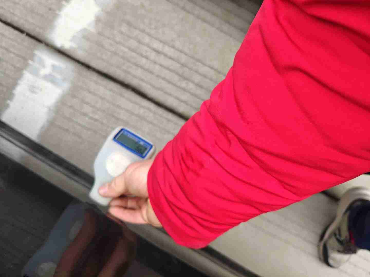 左侧前门钣金修复痕迹实拍