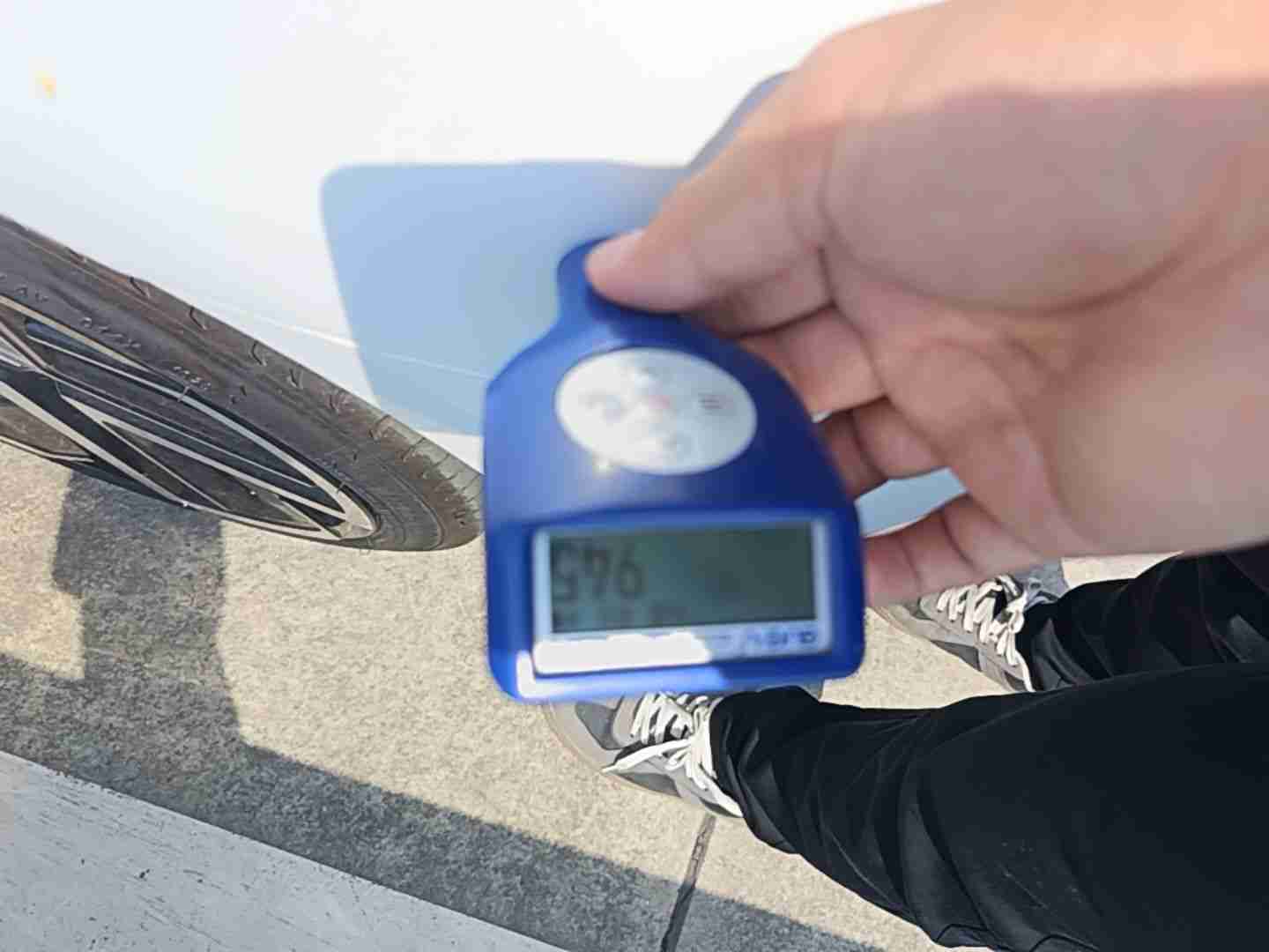 右前翼子板钣金修复痕迹实拍