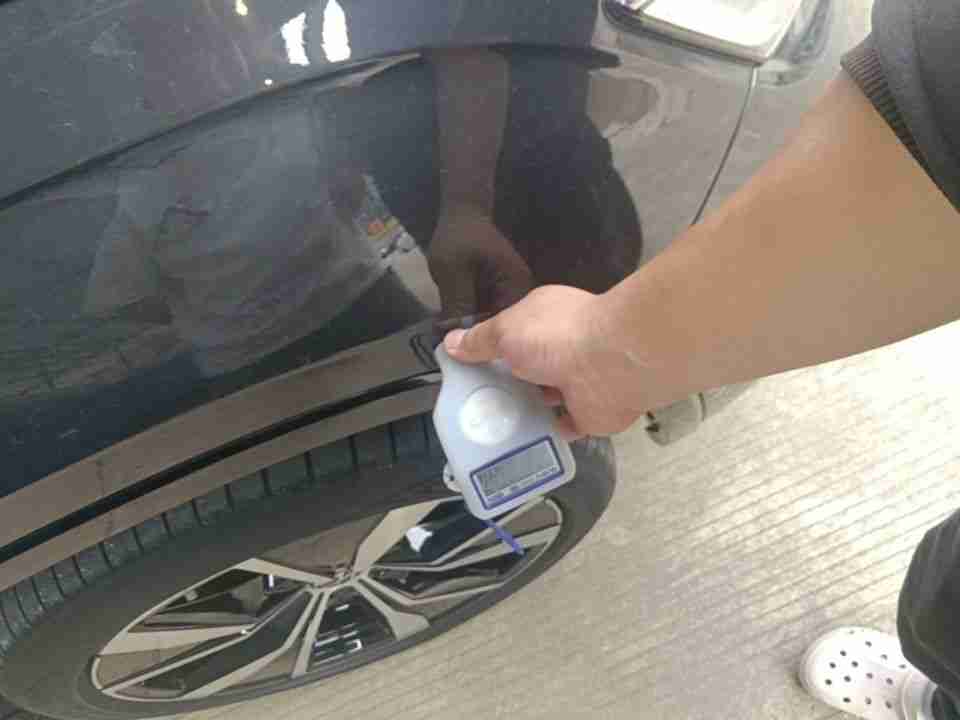 右前翼子板漆面钣金修复痕迹实拍