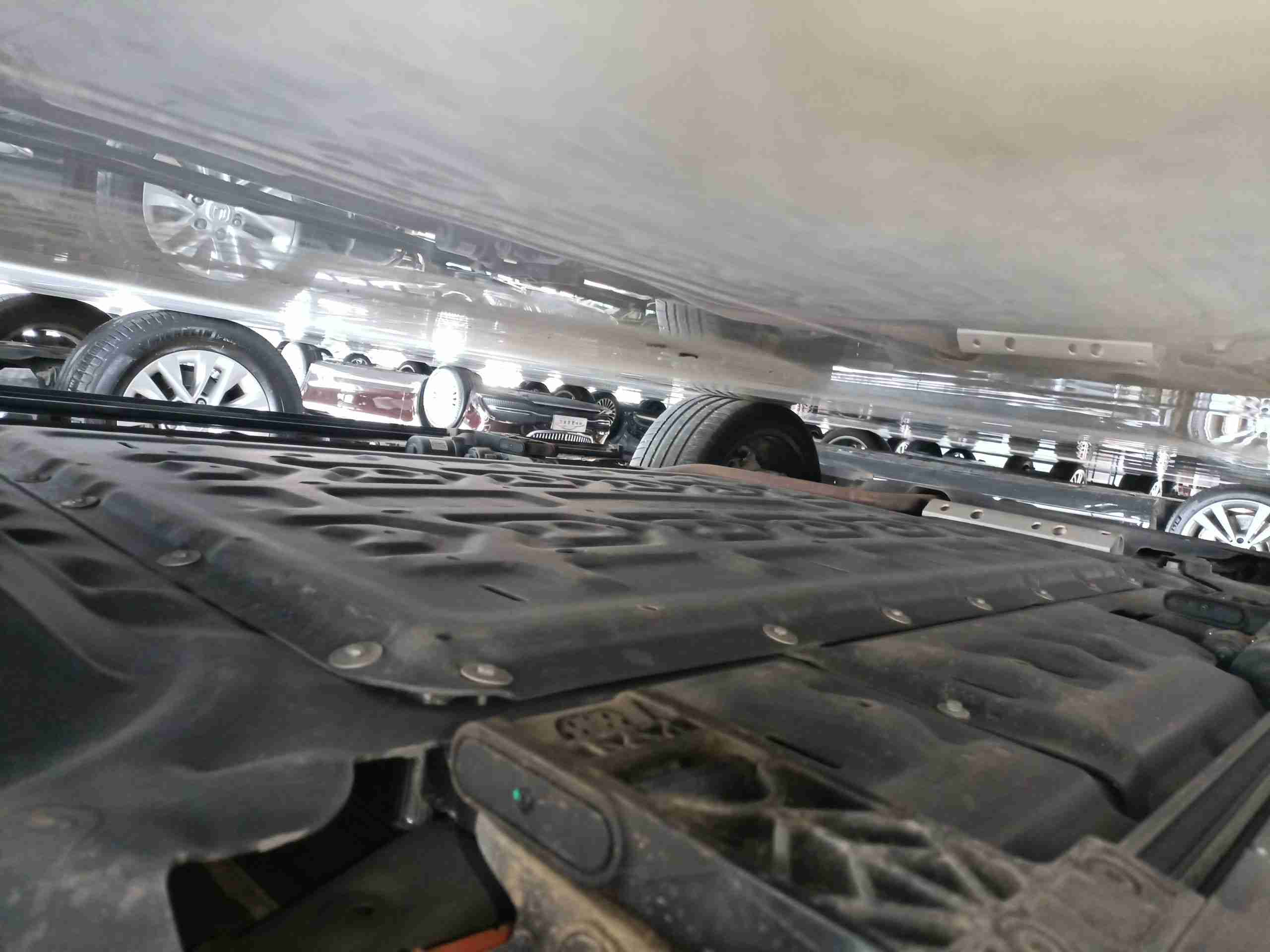 动力电池箱底护板拆卸痕迹实拍