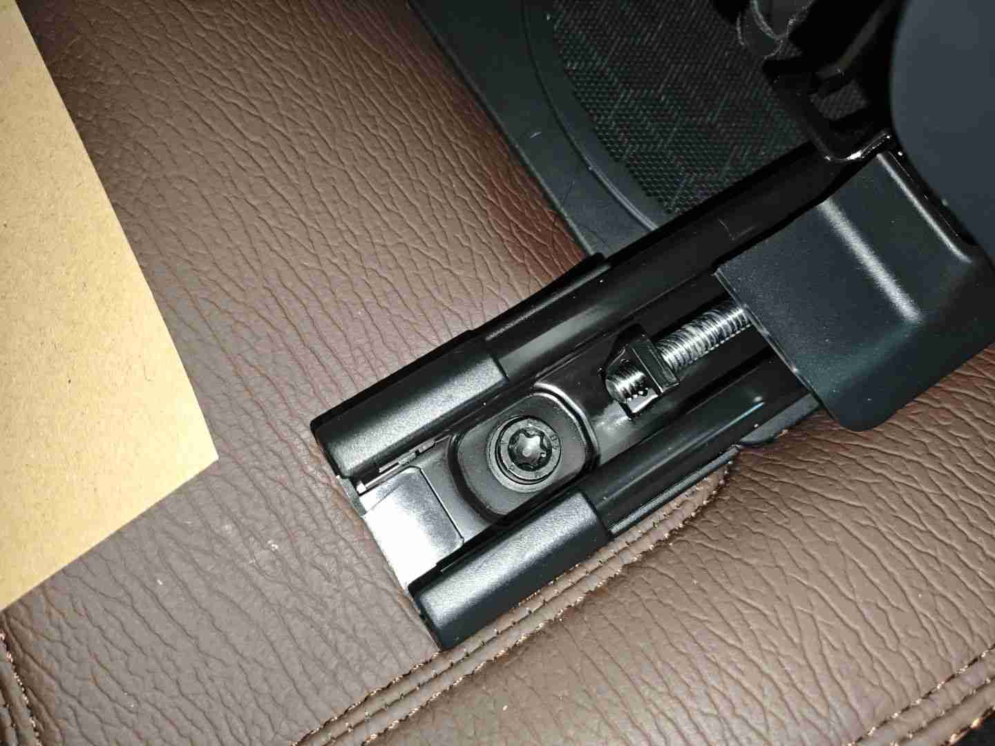 左前座椅滑轨拆卸痕迹实拍