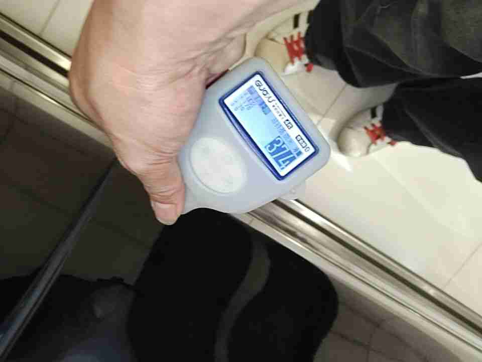 左侧前门钣金痕迹实拍