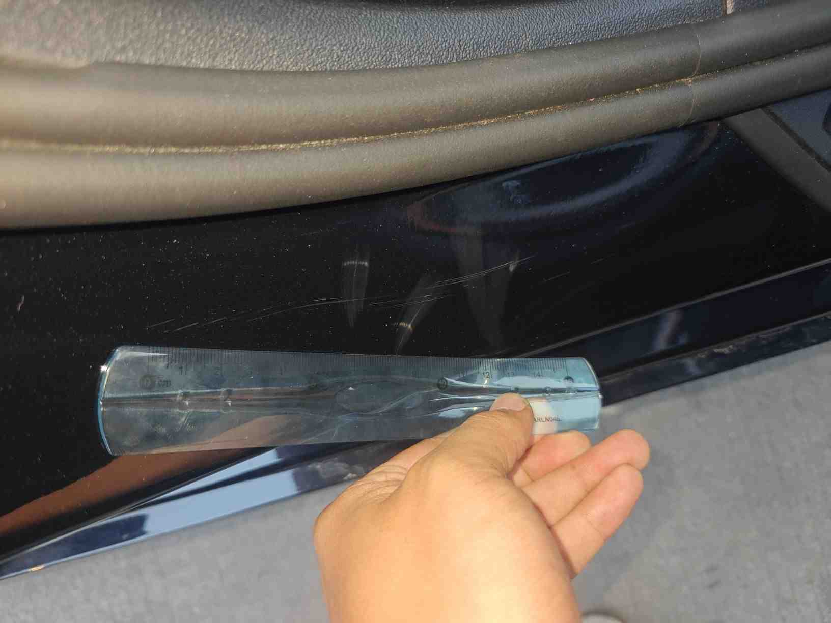 右侧门槛梁漆面损伤实拍
