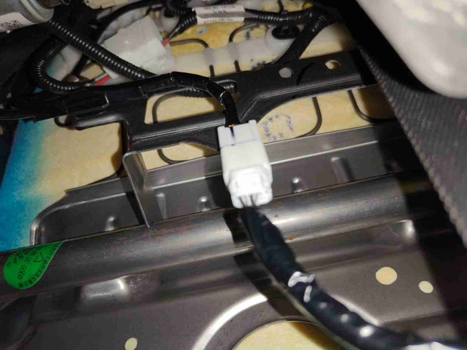 右前座椅滑轨螺丝浮锈实拍