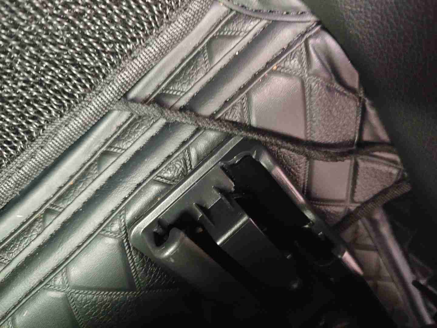 右前座椅滑轨拆卸痕迹实拍