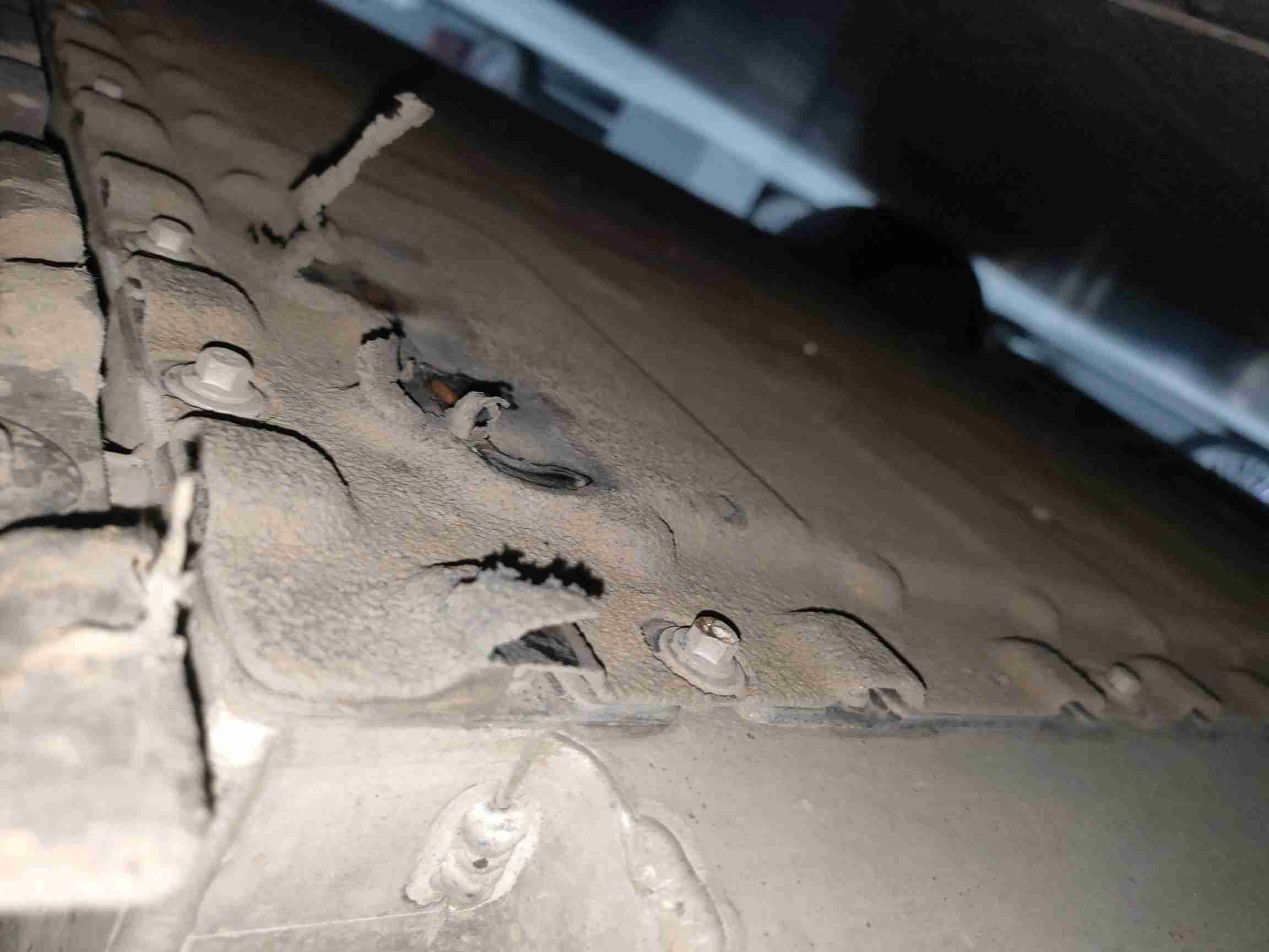 动力电池箱底护板剐蹭实拍