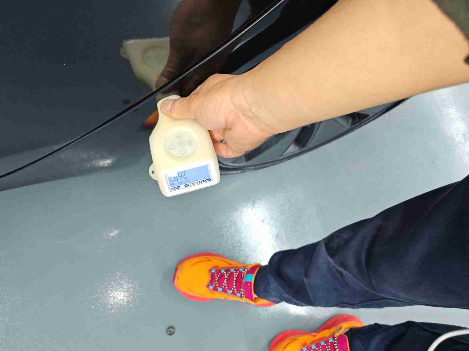 左后翼子板钣金修复痕迹实拍
