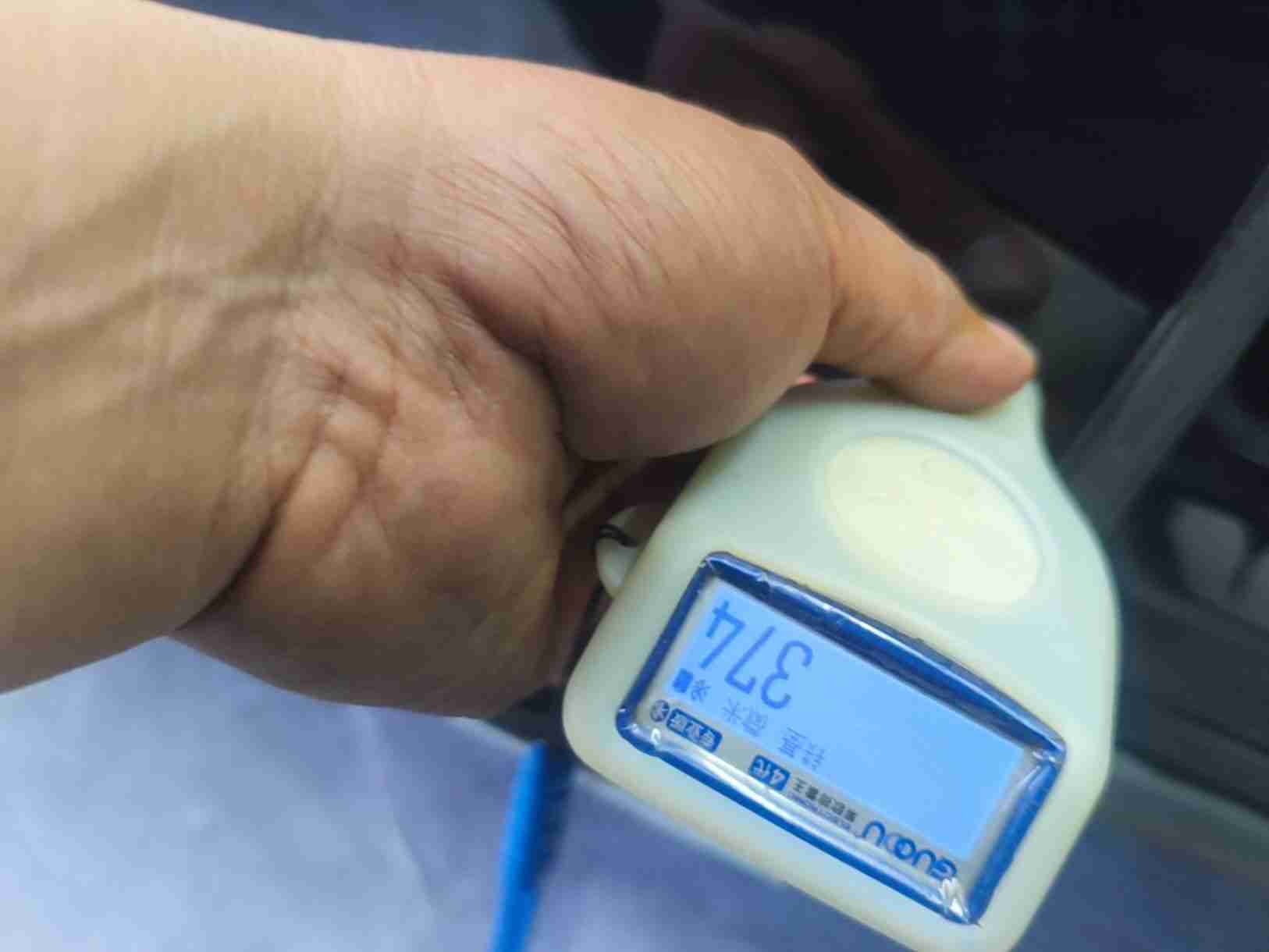 车辆右后门钣金修复痕迹实拍