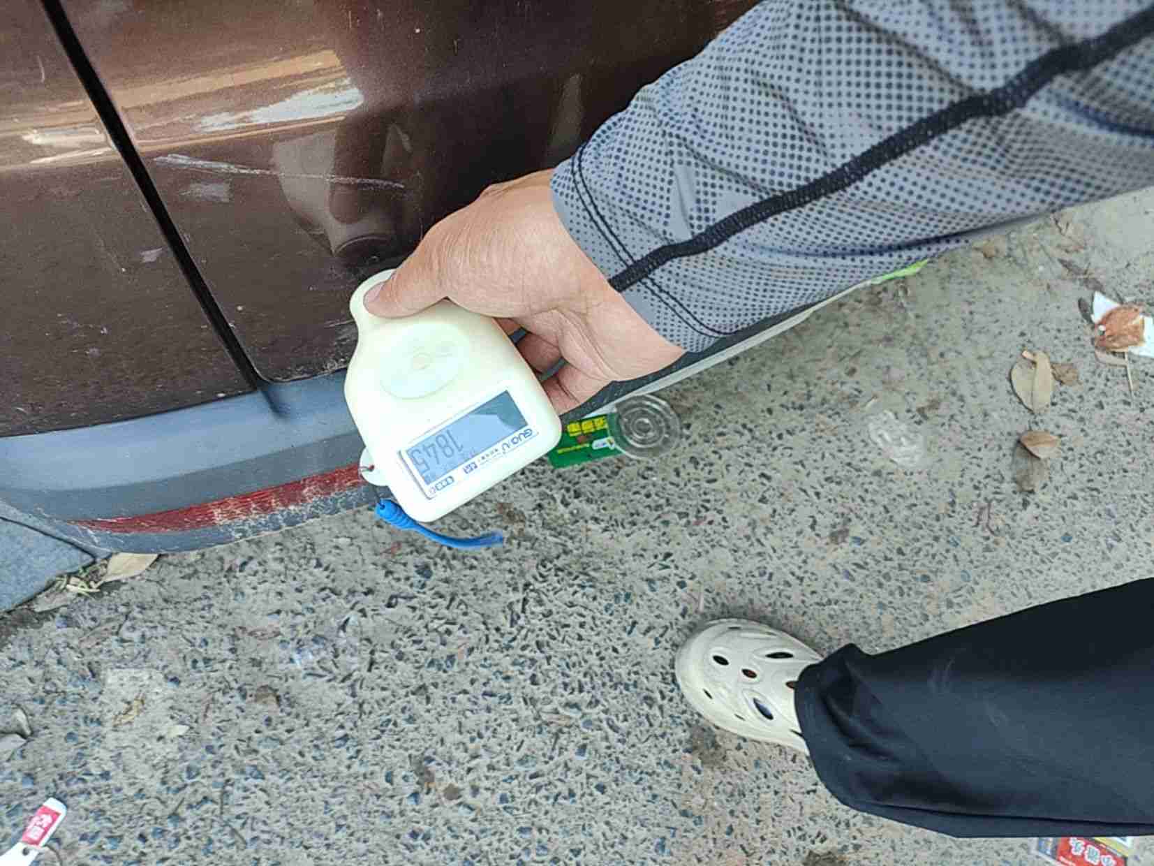 后备箱盖钣金修复痕迹实拍