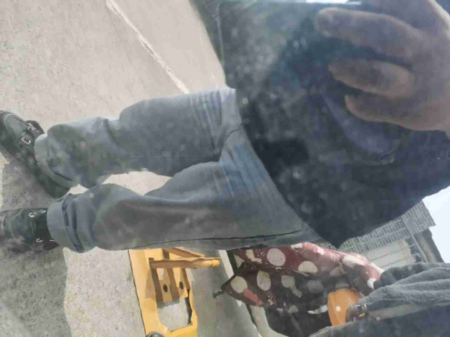 左侧前门漆面轻微划伤实拍