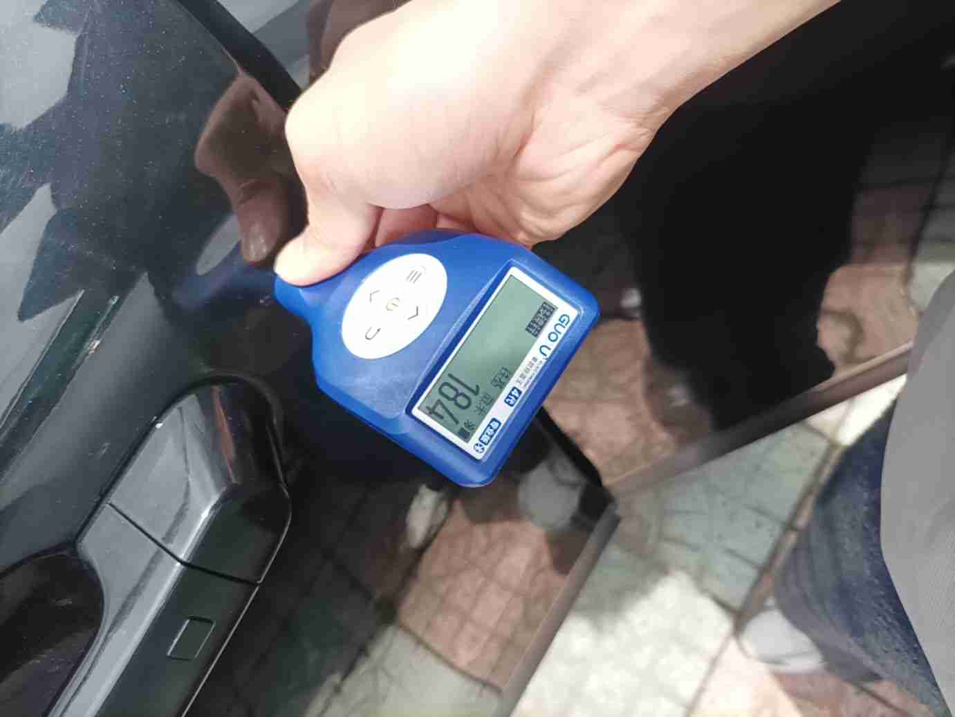 左侧前门喷漆修复部位实拍
