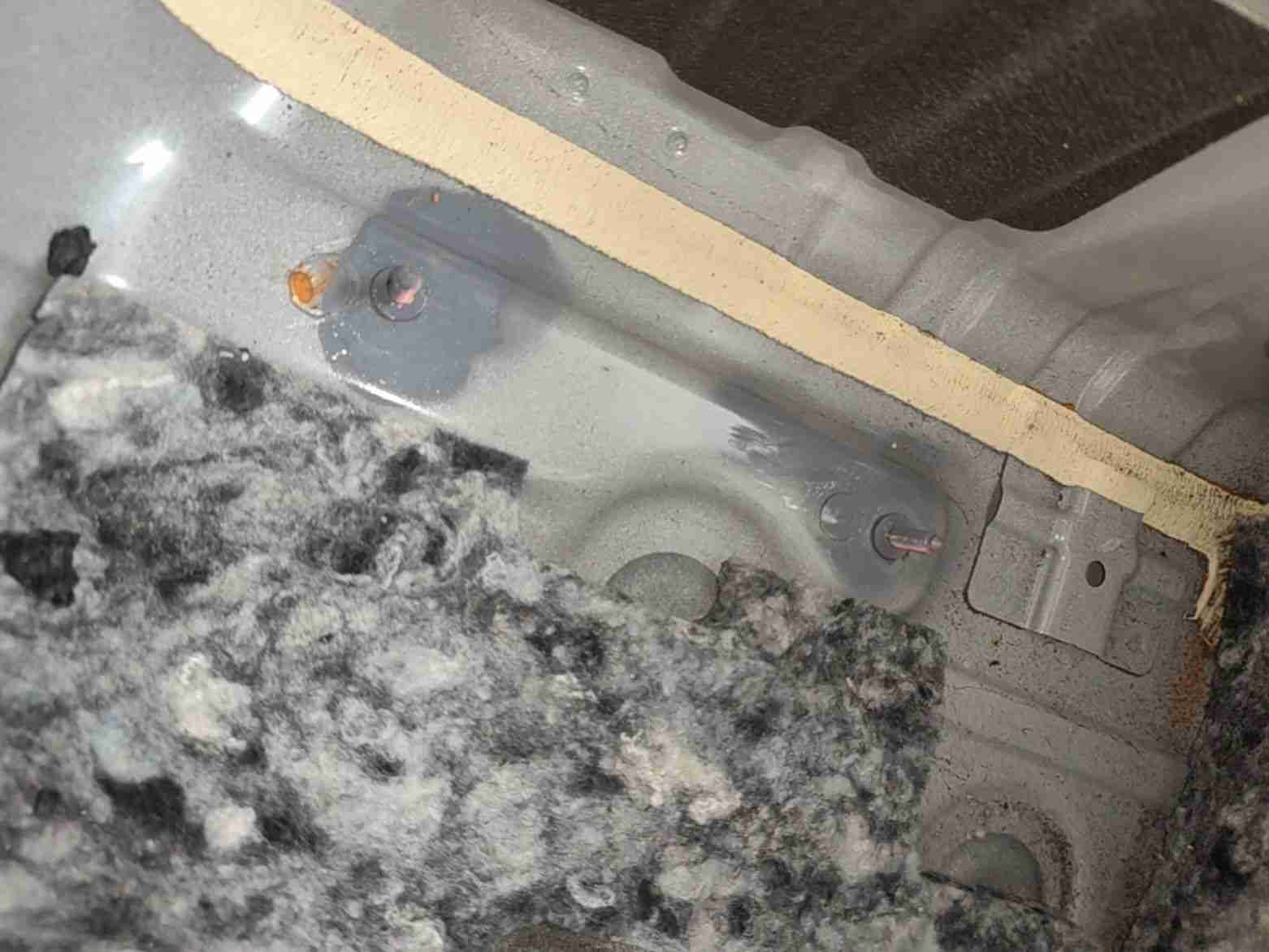 后备箱底板焊接修复痕迹实拍