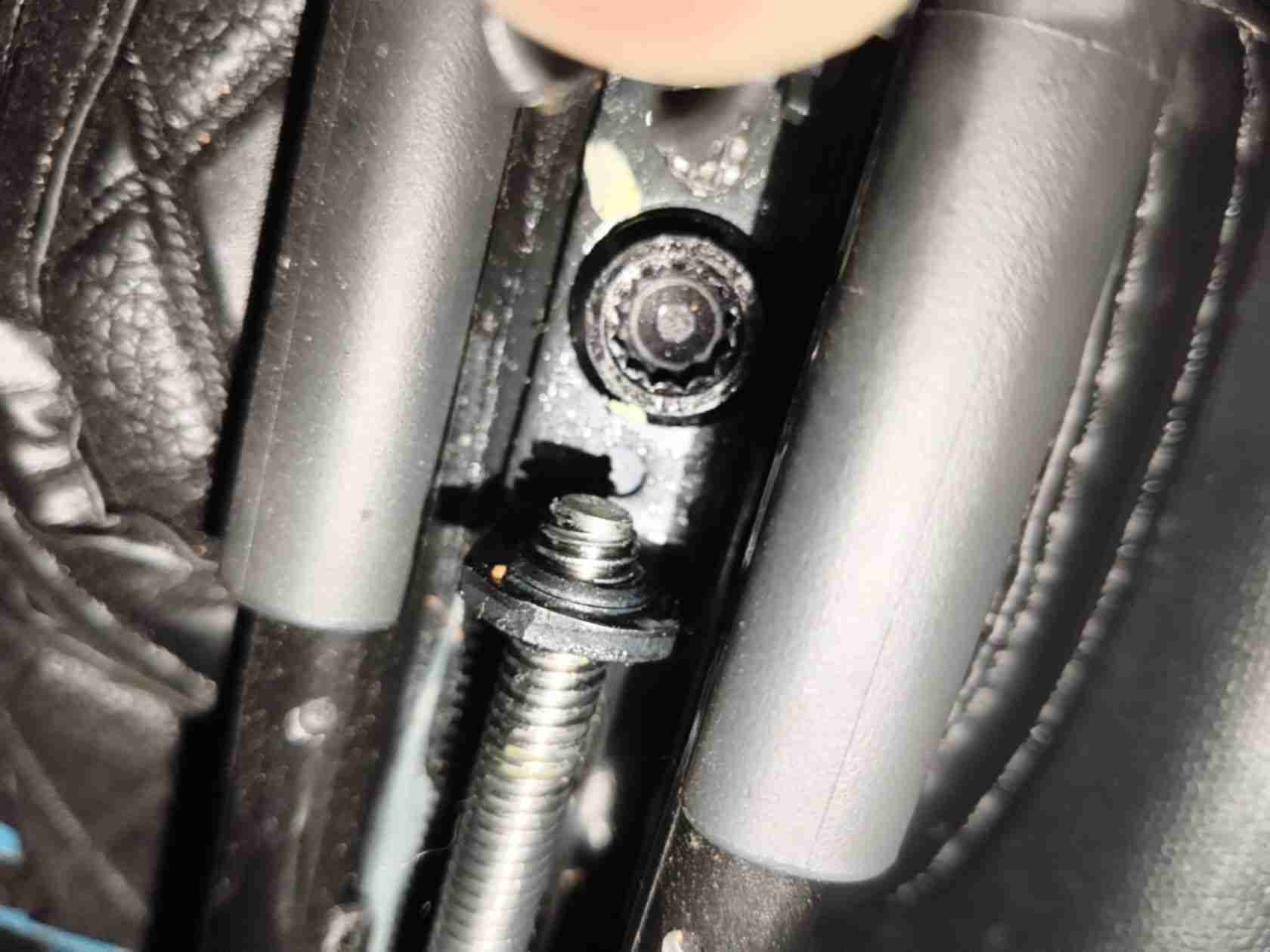 右前座椅滑轨拆卸痕迹实拍