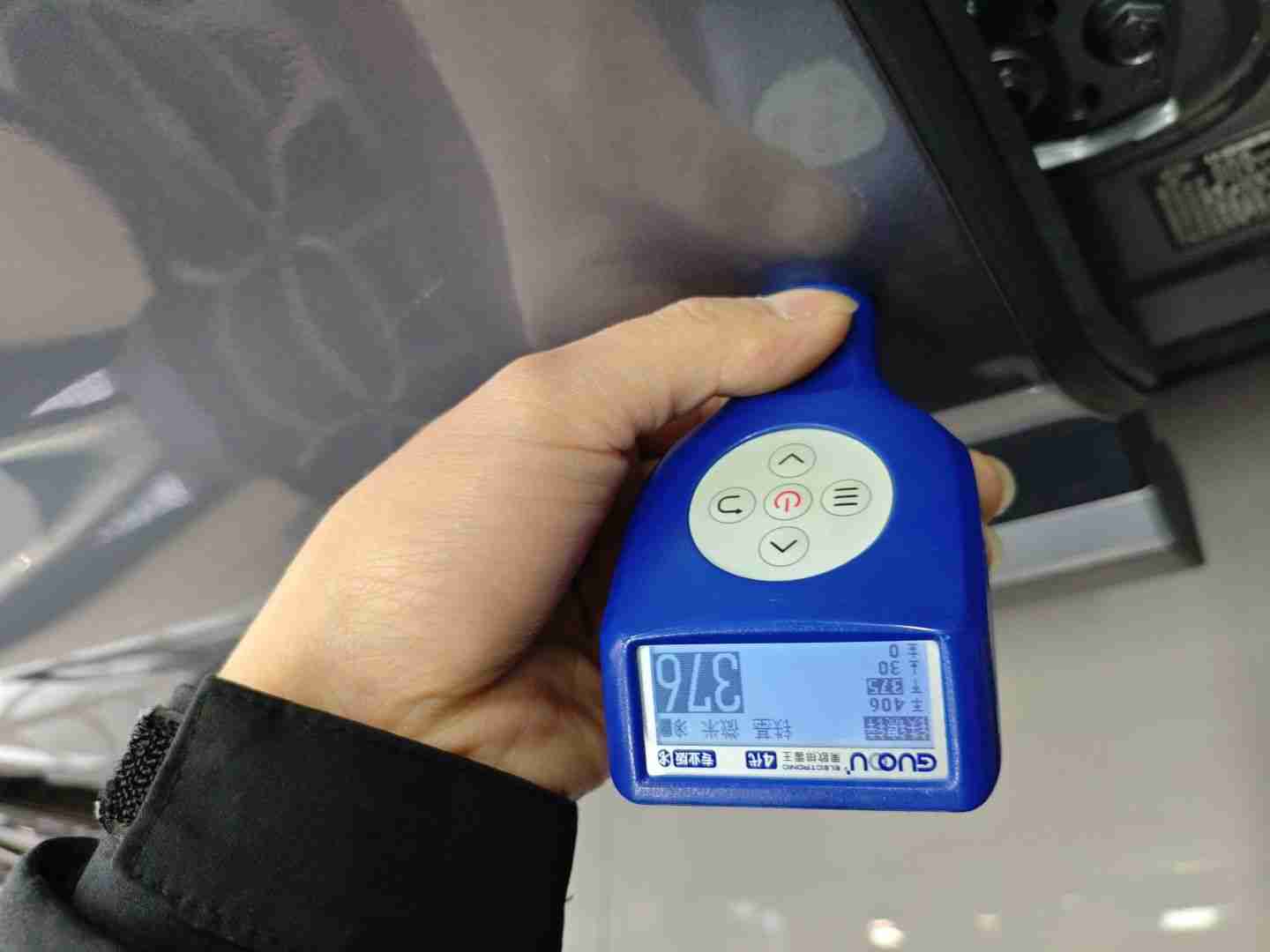 右侧后门漆面钣金修复痕迹实拍