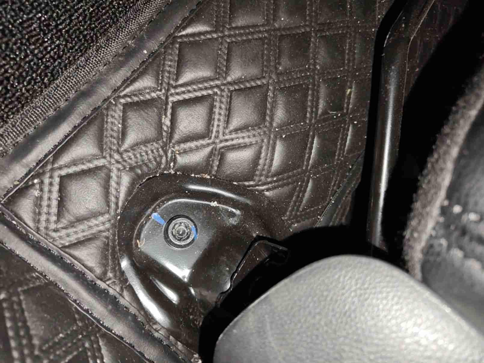 左前座椅滑轨螺丝拆卸痕迹实拍
